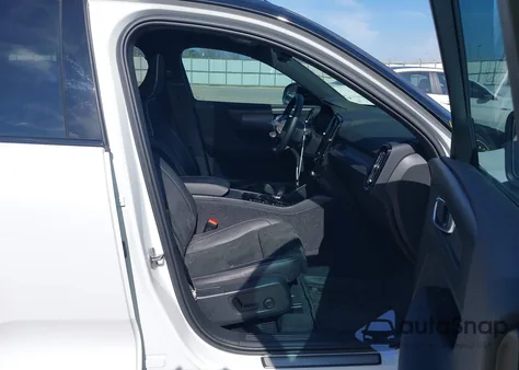 2022 Volvo Xc40 T5 R-Design from USA, damaged, VIN YV4162UM6N2752581